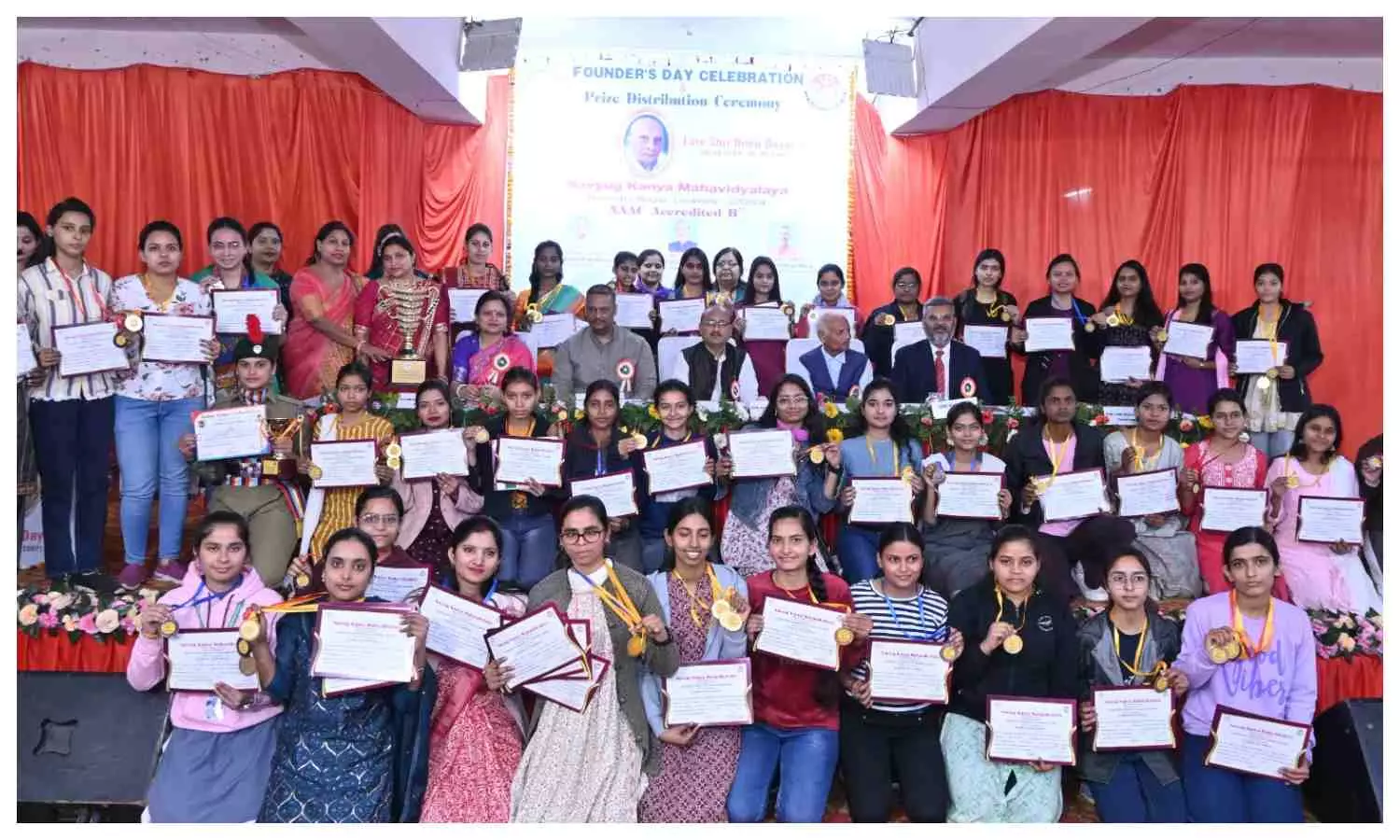 Navyug Kanya Mahavidyalay: संस्थापक दिवस पर मेधावी हुए सम्मानित, 60 छात्राओं को मिले पदक