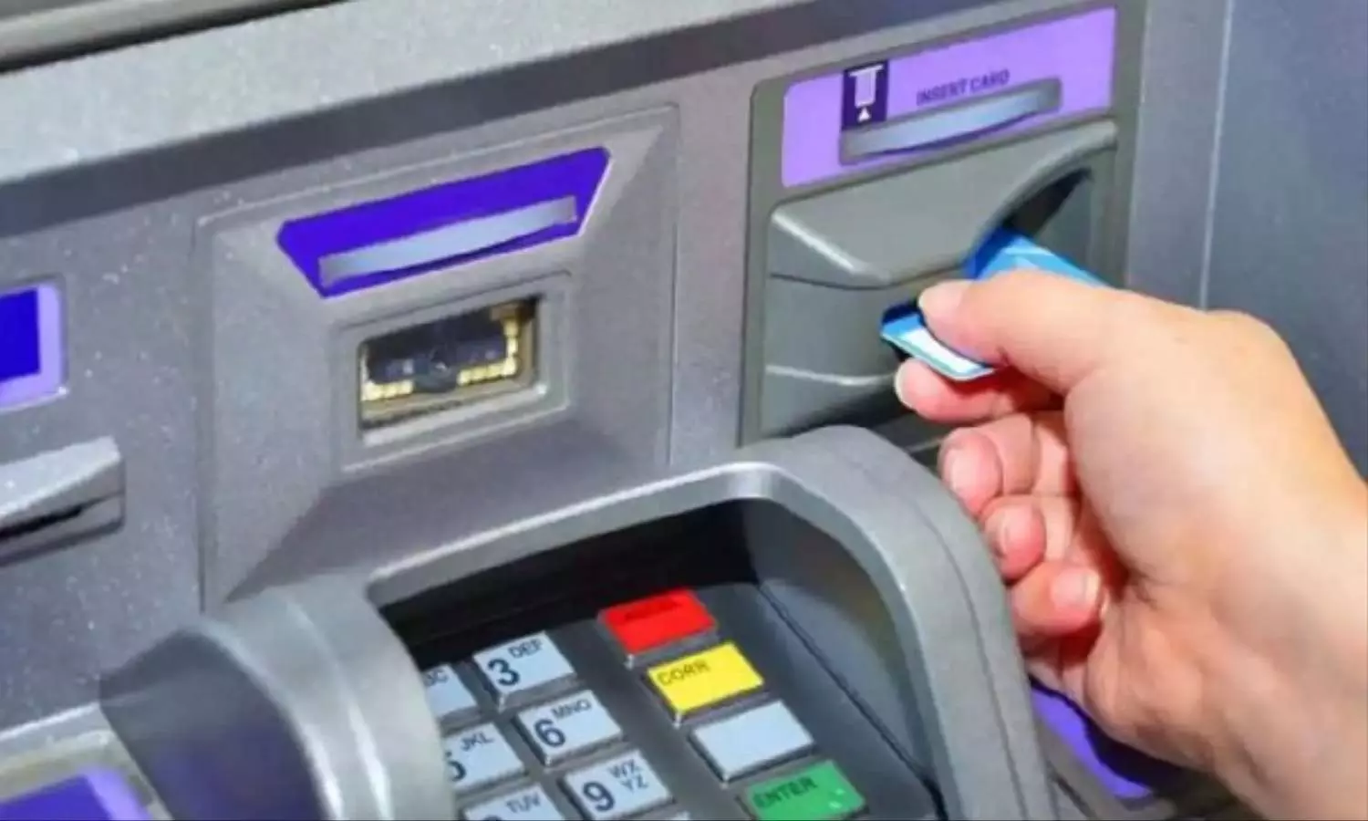 ATM Card Tips: एटीएम में पैसा निकालते समय फंस जाए कार्ड तो भूलकर भी ना करें ये गलती, खाली हो जाएगा अकाउंट