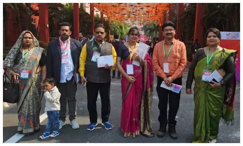 ग्राउंड ब्रेकिंग सेरेमनी में उद्यमी।