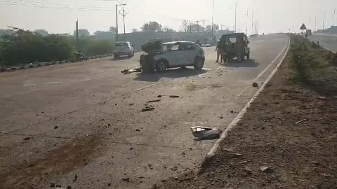 Car collides with divider as soon as driver falls asleep, husband and wife killed, three injured