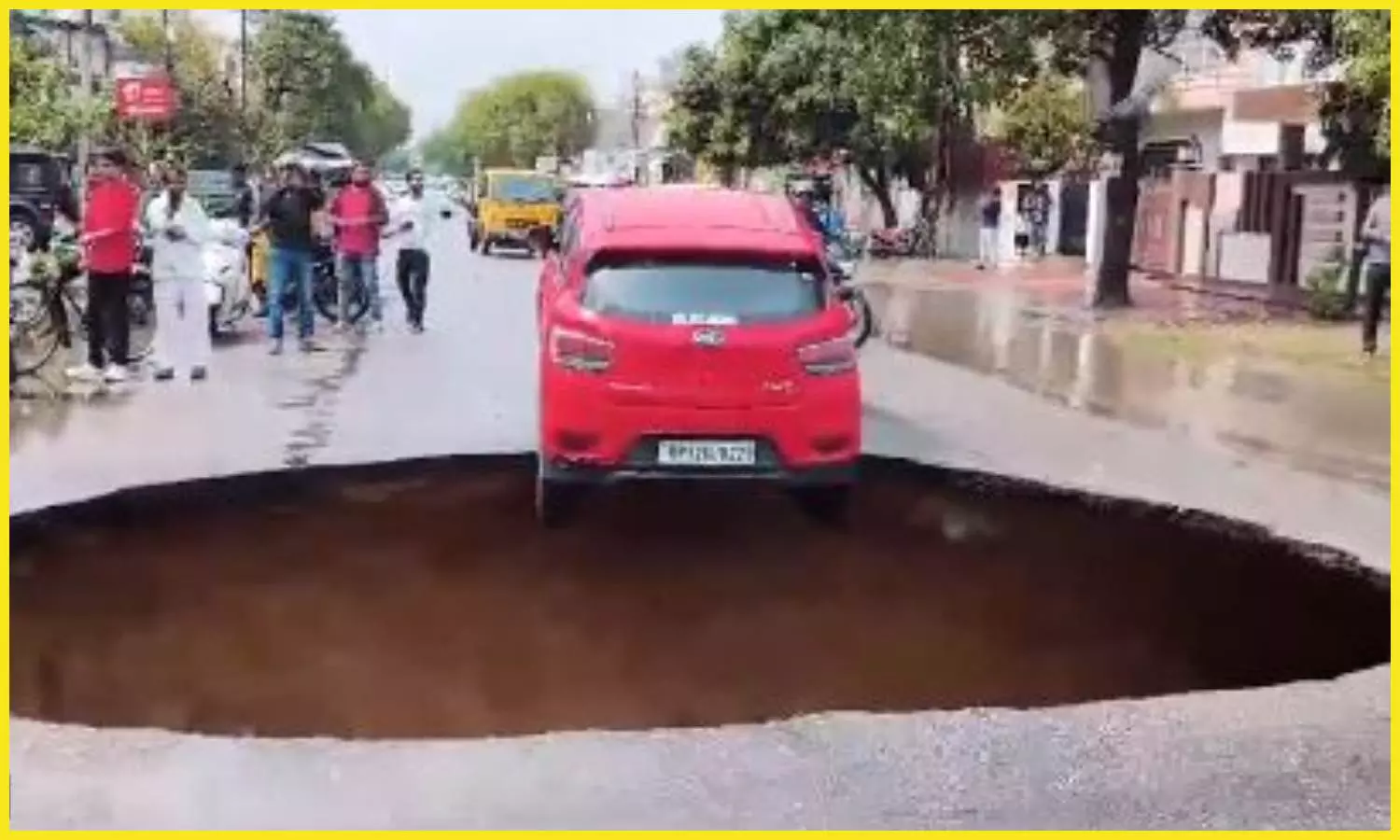 Lucknow Video Pothole on VIP road of Vikas Nagar