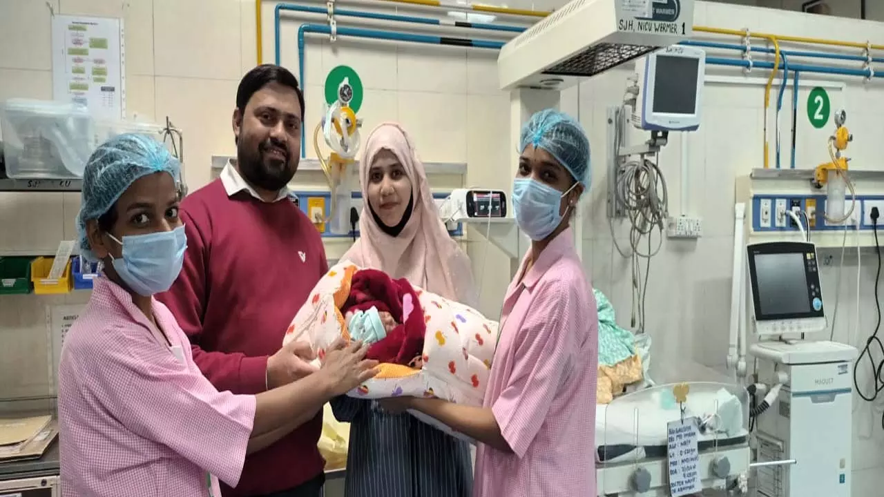 Normal delivery of newborn weighing 620 grams before 6 months