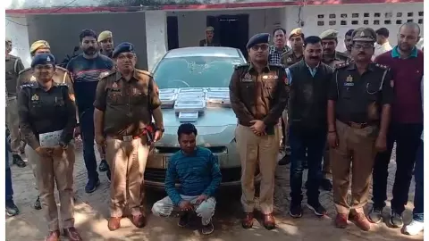 अफीम तस्कर के साथ पुलिस।