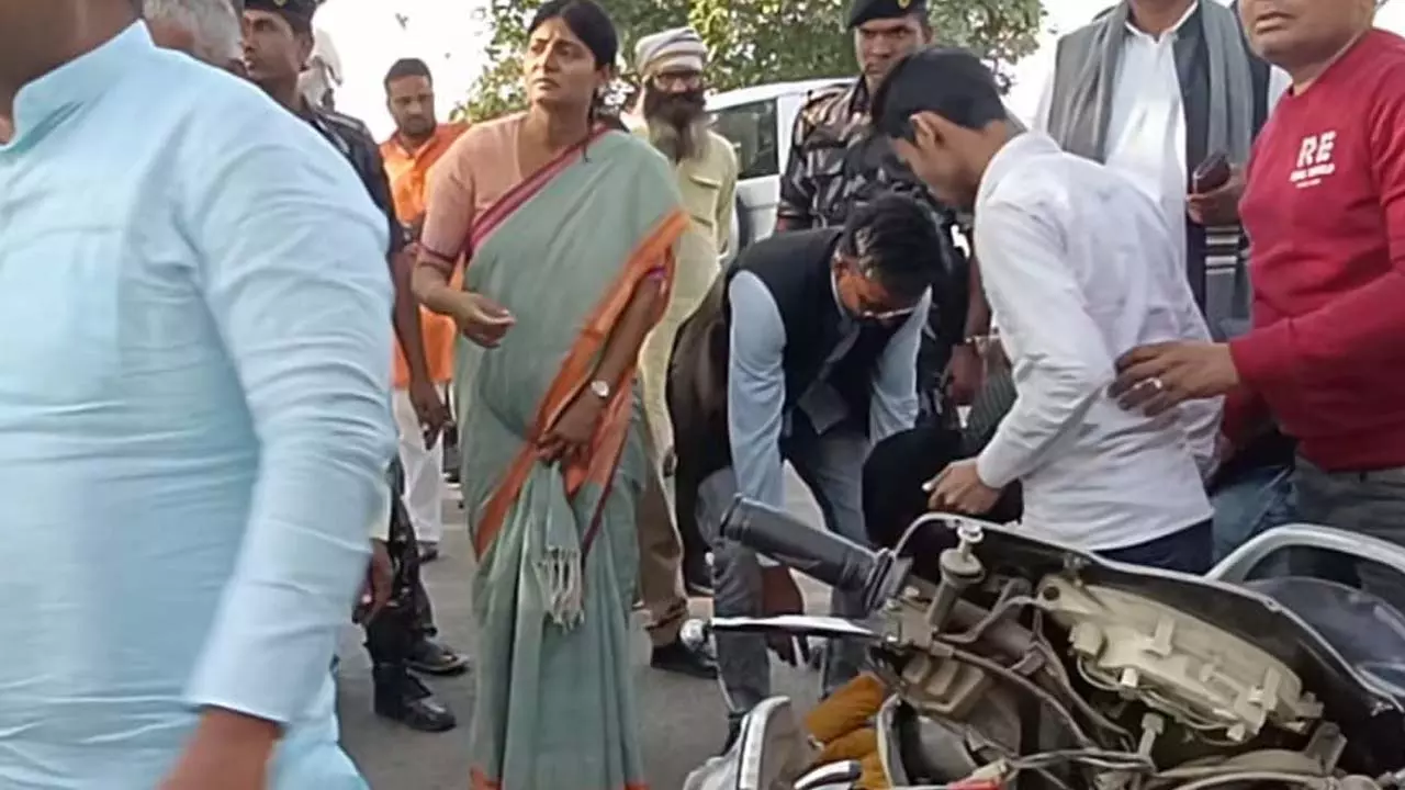 Union Minister Anupriya Patel stopped her convoy and sent the youth injured in a road accident to the hospital