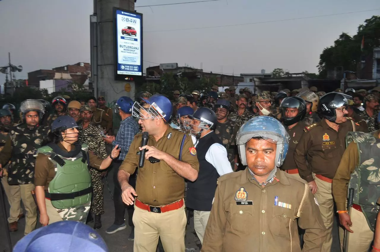 Lucknow News : लखनऊ के अकबरनगर में भारी बवाल, तोड़फोड़-पथराव,पुलिस-पीएसी के जवान घायल.. 5 लखनऊ के अकबरनगर में भारी बवाल, तोड़फोड़-पथराव, इंस्पेक्टर घायल, पुलिस-पीएसी के जवान भी फंसे | Accident during demolition of building | Lucknow Latest News in Hindi Newstrack ...