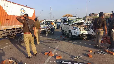 Scorpio hits a tractor parked on the highway from behind, 4 people injured