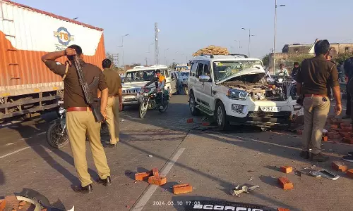 Scorpio hits a tractor parked on the highway from behind, 4 people injured