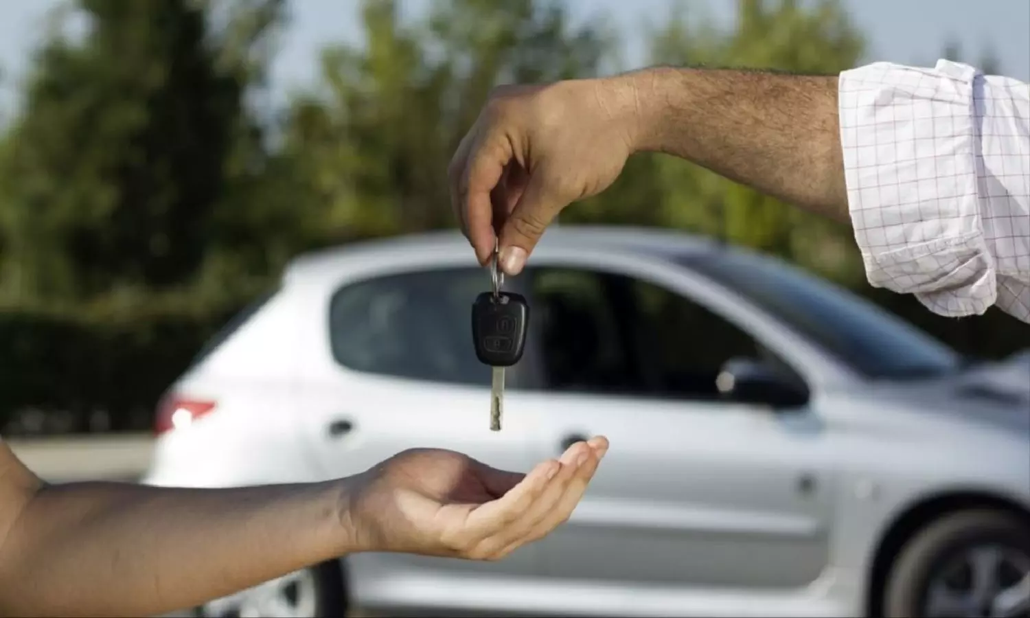 Second Hand Car Tips: अगर खरीद रहे हैं सेकंड हैंड कार तो रहें सतर्क, इन बातों का रखें ध्यान
