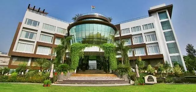 Dayal Paradise Lucknow: 5 स्टार होटल में नंबर 1, जहां लग्जरी रूम वो भी बजट में, इंडोर रेस्तरां के साथ बहुत कुछ है सुविधा