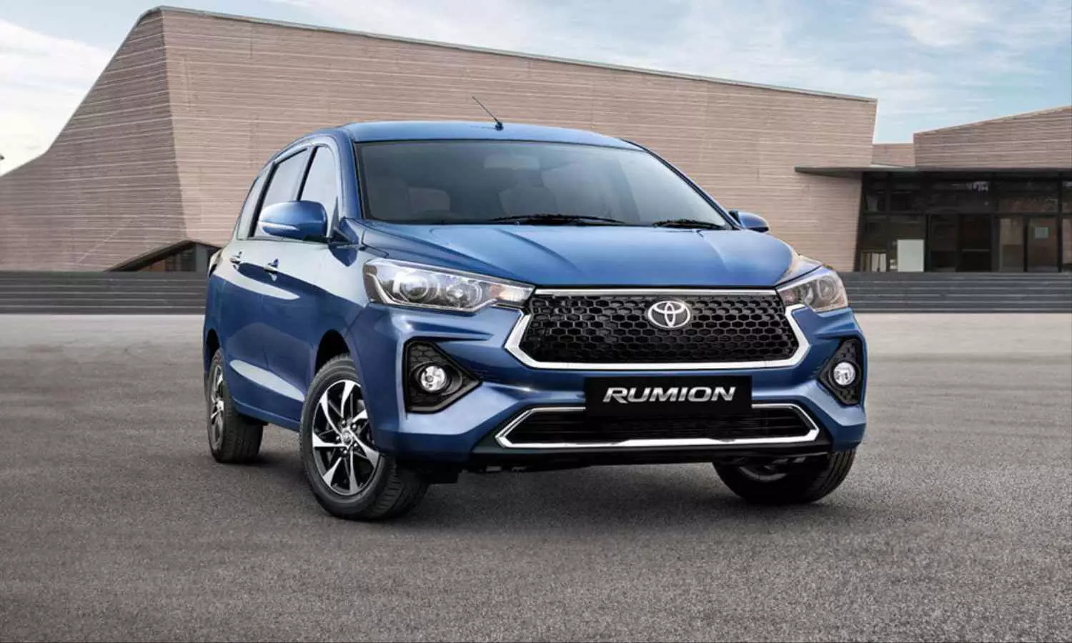 Toyota Rumion Review: इस कार को खरीदने की मची लूट, बढ़ गया वेटिंग पीरियड, जानें कैसा है इस गाड़ी का Review