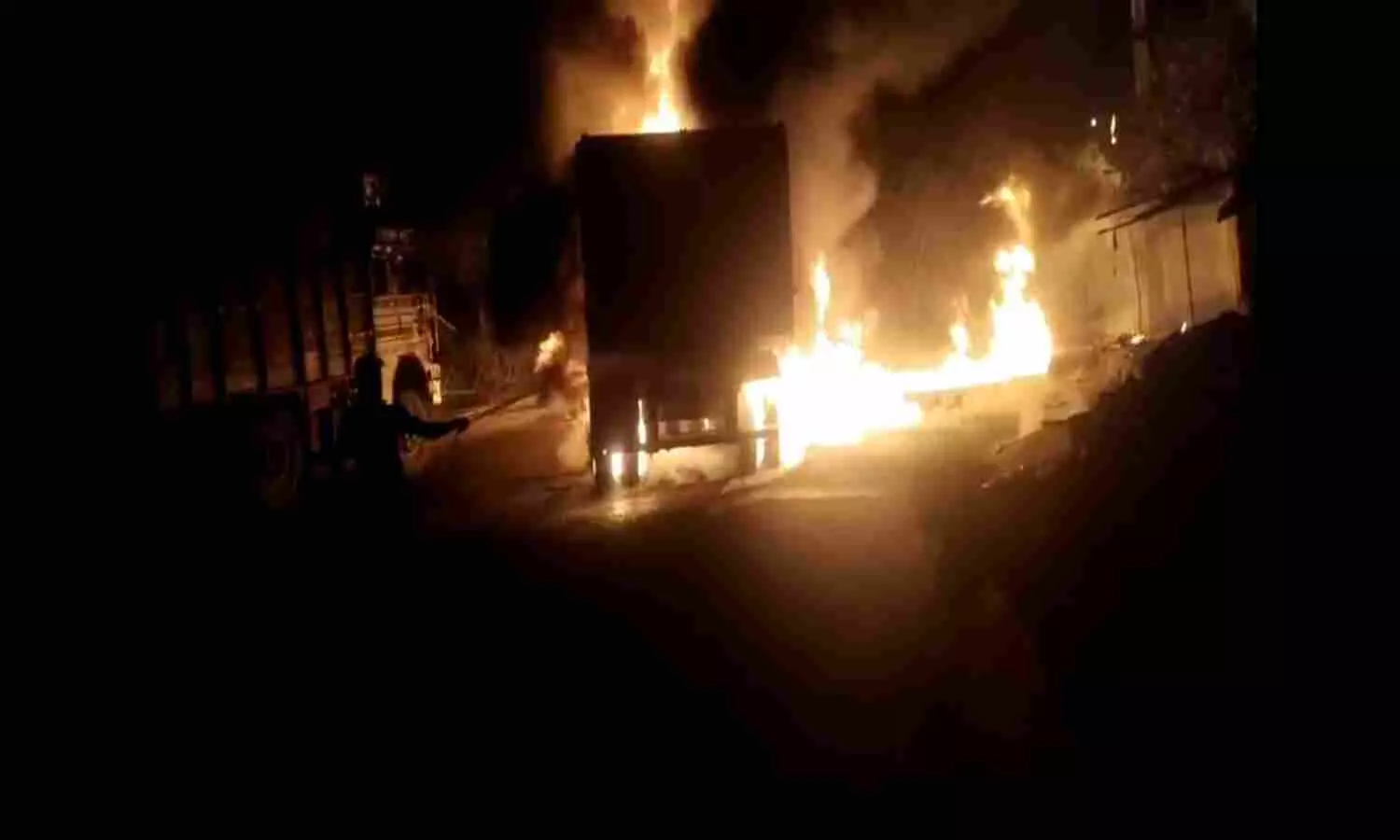 Fatehpur Accident: आमने-सामने से भिड़े दो डंपर, जिंदा जलकर दोनों चालकों की मौत