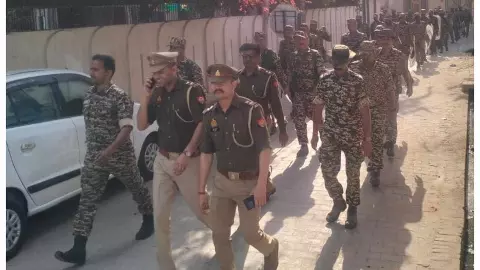 हापुड़ में पुलिस ने स्थिति का लिया जायजा।