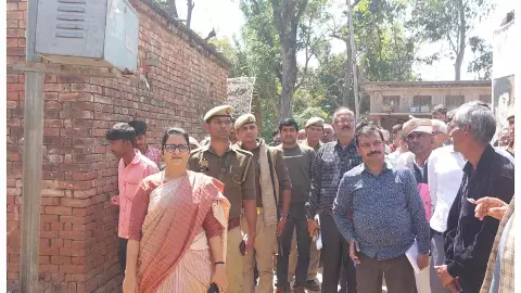 DM ने 2 मतदान केंद्रों का किया औचक निरीक्षण।