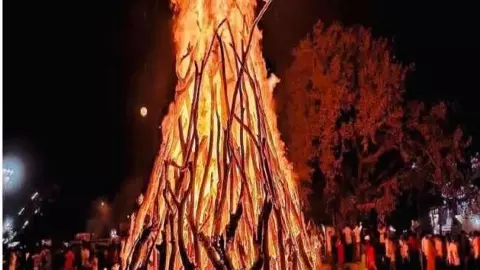 Holika Dahan Ke Totke: क्या करें होली की रात, दूर होगी गरीब और तंगहाली Holika Dahan Ke Totke: क्या करें होली की रात, दूर होगी गरीब और तंगहाली