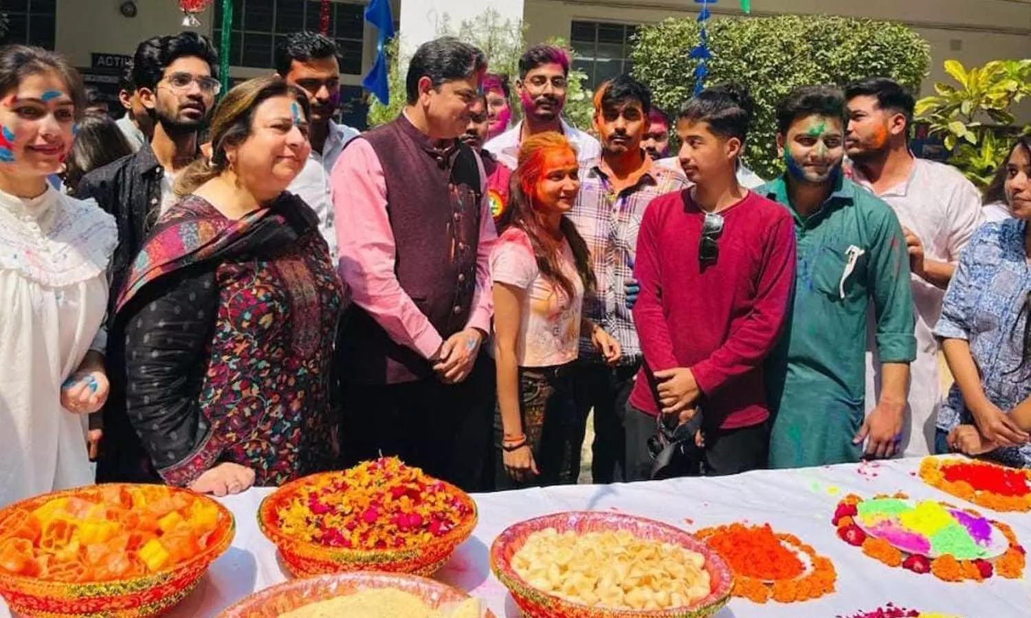 LU teachers played Holi with flowers and gulal, everyone was mesmerized after seeing the peacock dance