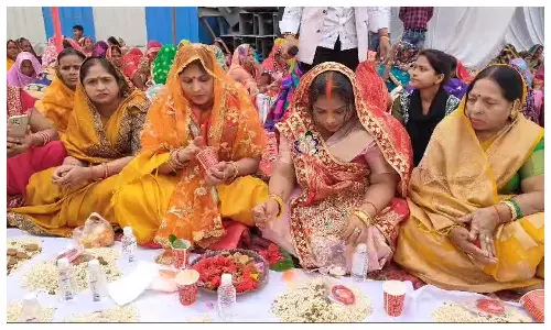 पूजन करती महिलाएं।