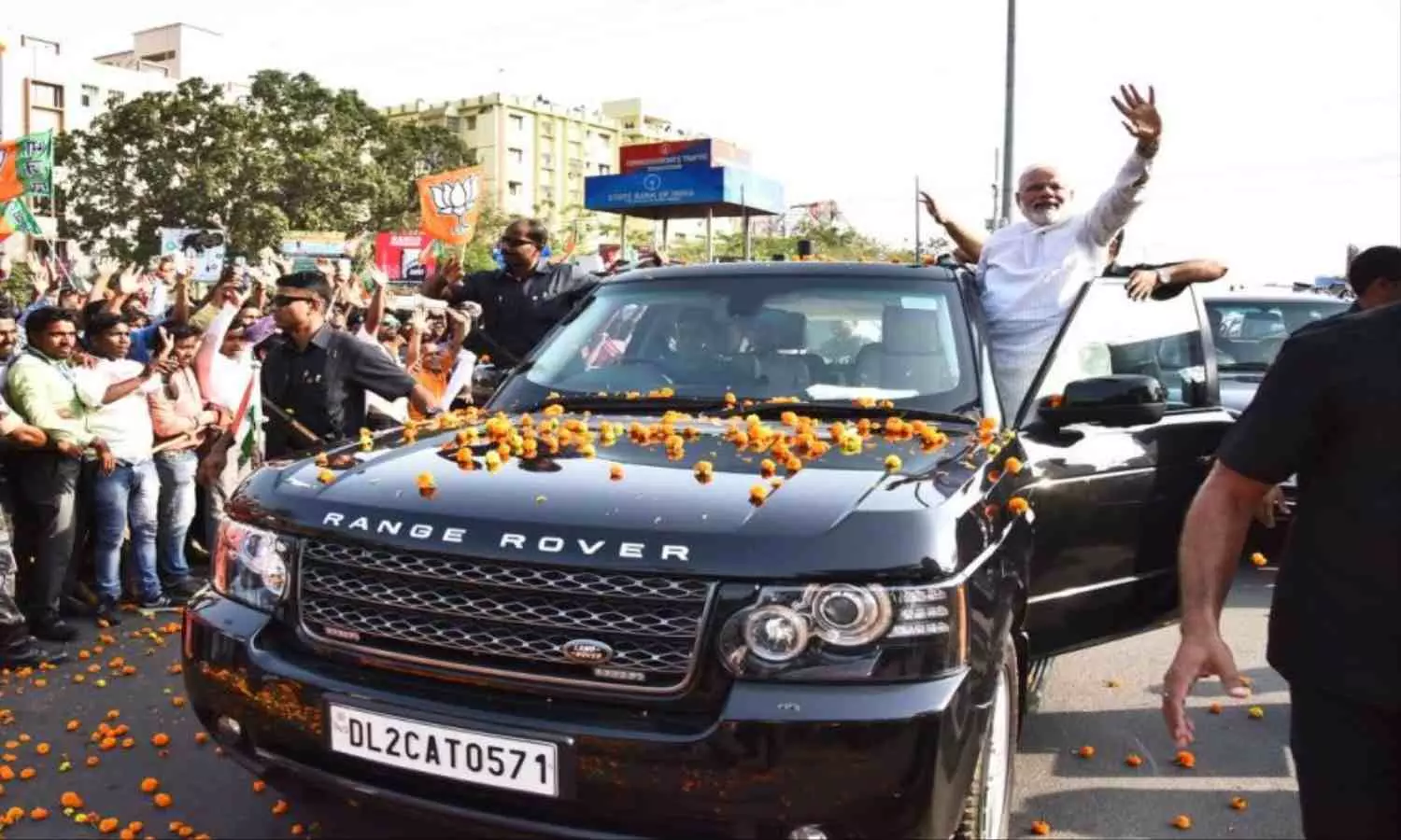PM Modi Car Collection: पीएम मोदी के काफिले में एक से बढ़कर एक गाड़ियां, महिंद्रा से लेकर मर्सिडीज तक शामिल