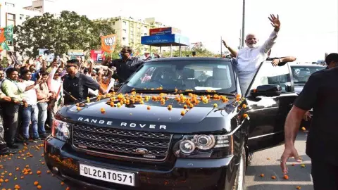 PM Modi Car Collection: पीएम मोदी के काफिले में एक से बढ़कर एक गाड़ियां, महिंद्रा से लेकर मर्सिडीज तक शामिल