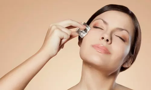 Ice For Skin: मुंहासे ठीक करने से लेकर ग्लोइंग स्किन के लिए असरदार है बर्फ, ऐसे करें इस्तेमाल