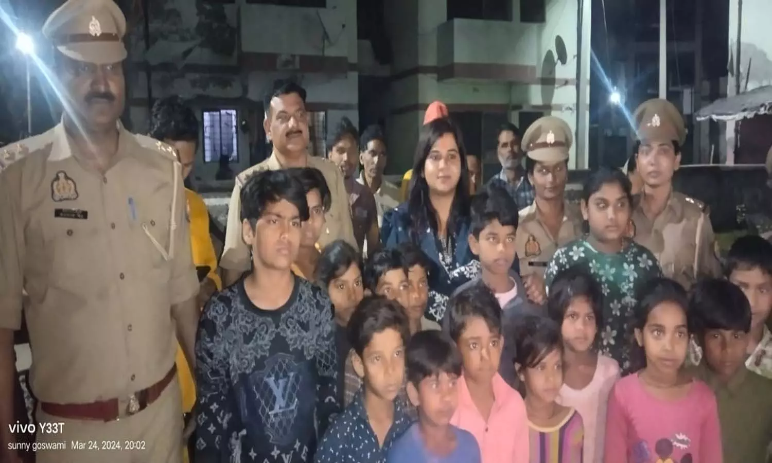 Mirganj CO and Inspector celebrated Holi with children, faces lit up