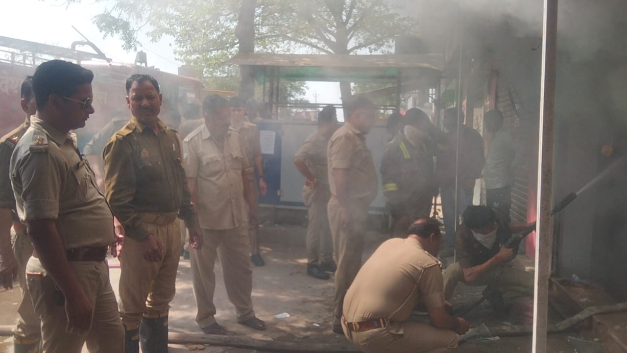Kannauj: बैंक में लगी आग से मचा हड़कंप, मौके पर पहुंची दमकल की तीन गाड़ियों ने आग पर पाया काबू