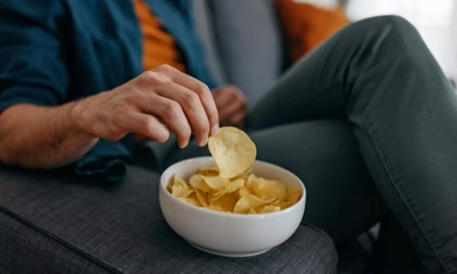 Chips Side Effects: चिप्स के शौकीन हो जाएं सावधान, मौत के करीब ले जाती है ये आदत