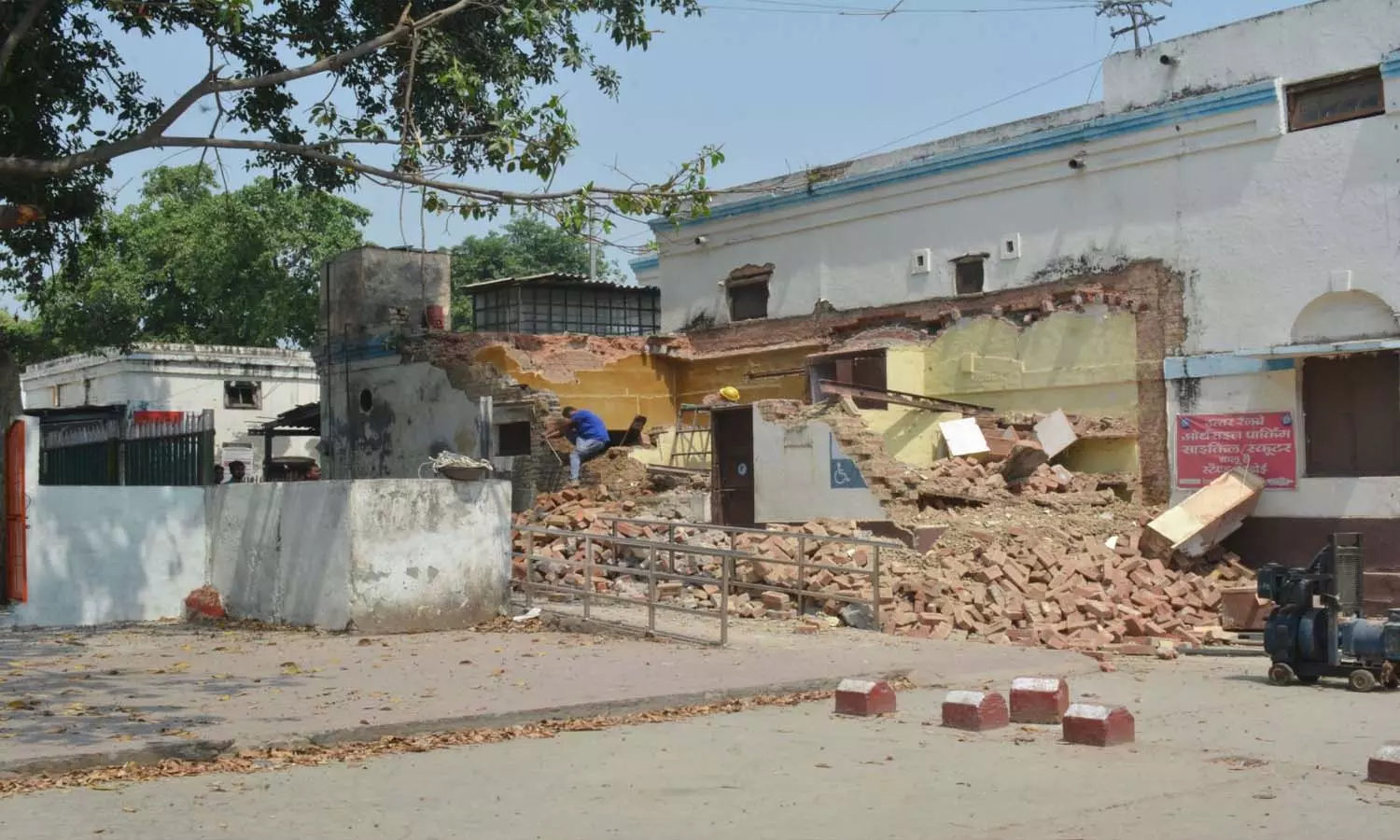 Process of demolition of Hardoi station building started, new building will be built