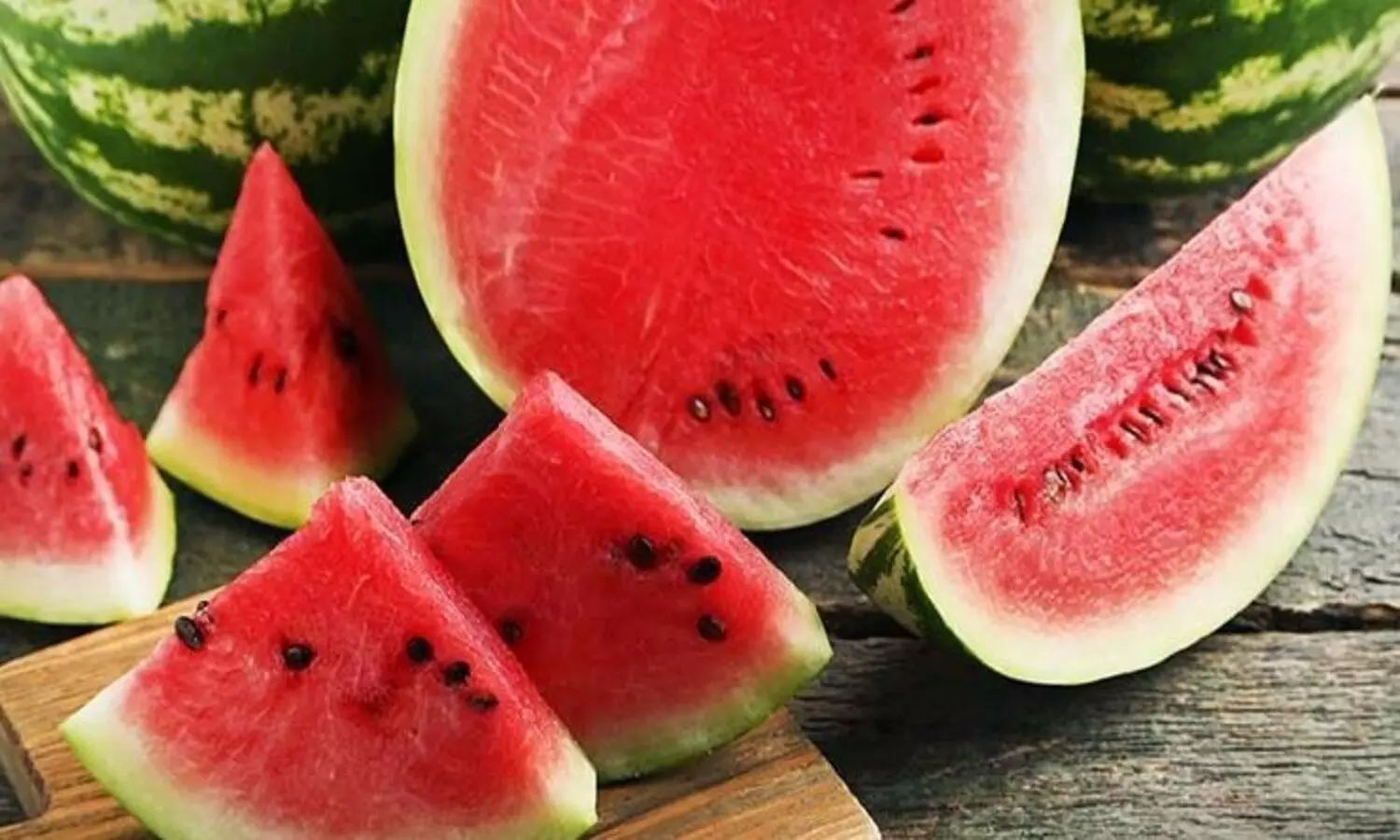 Watermelon Ke Fayde: गर्मियों में तरोताजा रखेगा तरबूज, मिलते हैं अनगिनत फायदे, आप भी जान लें