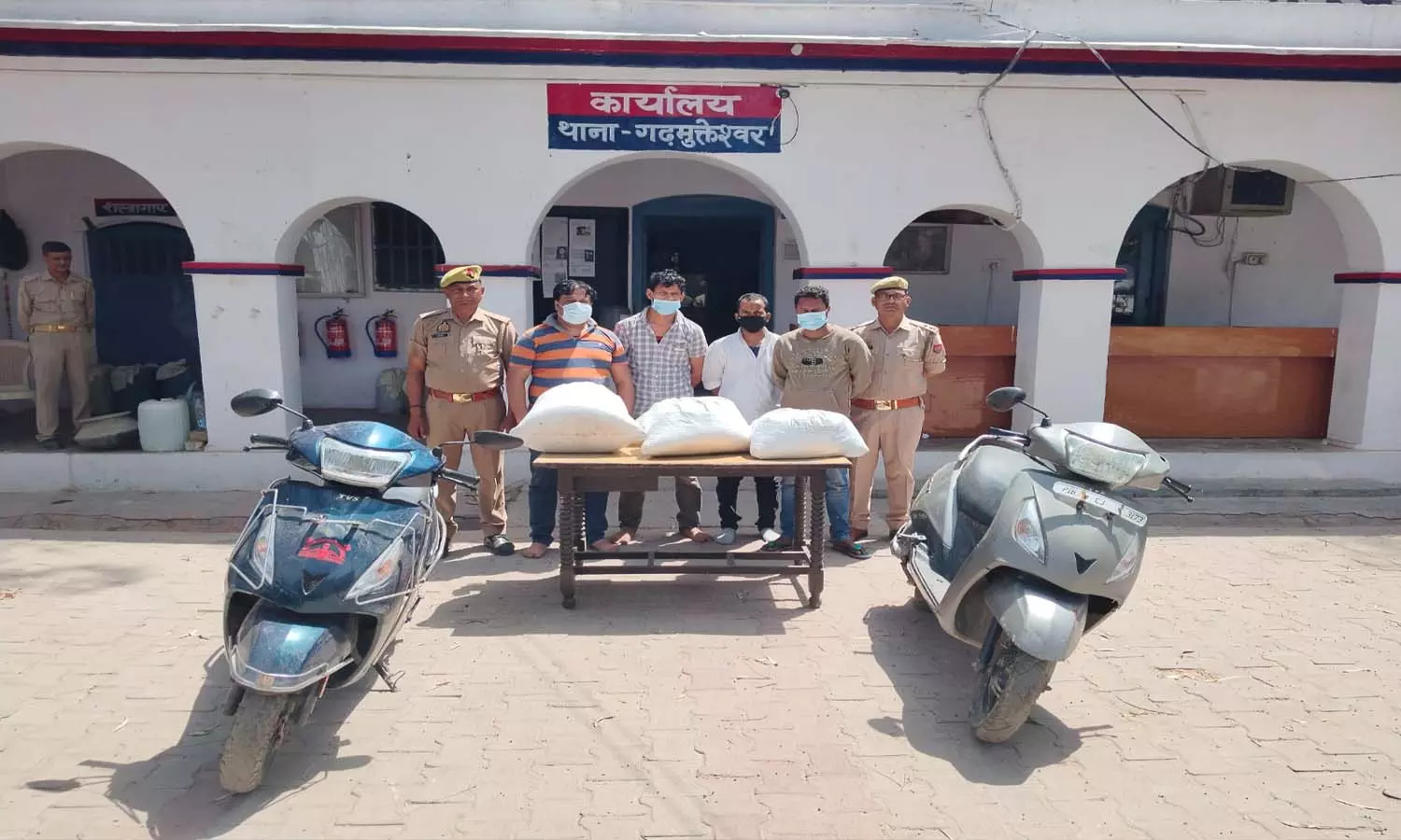Four interstate ganja smugglers arrested, were supplying on scooter, caught by police after siege