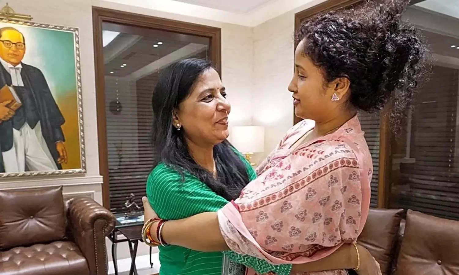 Sunita Kejriwal met Kalpana Soren