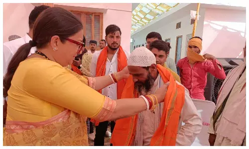 मुस्लिम समुदाय से मुलाकात कर मंत्री ने पहनाया भगवा गमछा।