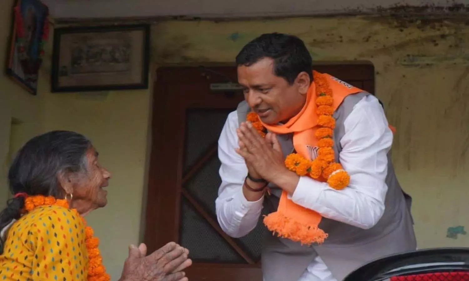 BJP candidate Anil Baluni took blessings of victory from CM Yogis mother