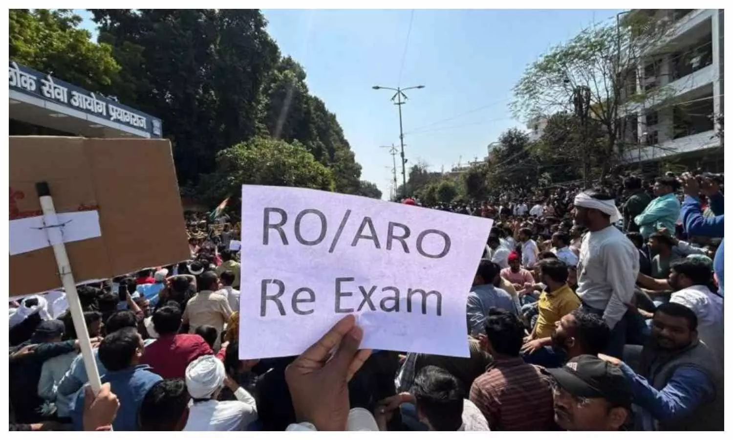 RO-ARO Paper Leak | UPPSC | Examinations | Commitee | Big Decisions | | RO-ARO  Paper Leak: पेपर लीक रोकने के लिए बड़ा फैसला, वित्त विहीन स्कूलों में नहीं  होगी परीक्षा | News Track in Hindi