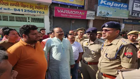Demand for disclosure of double murder case, angry family members blocked the road, police gave assurance