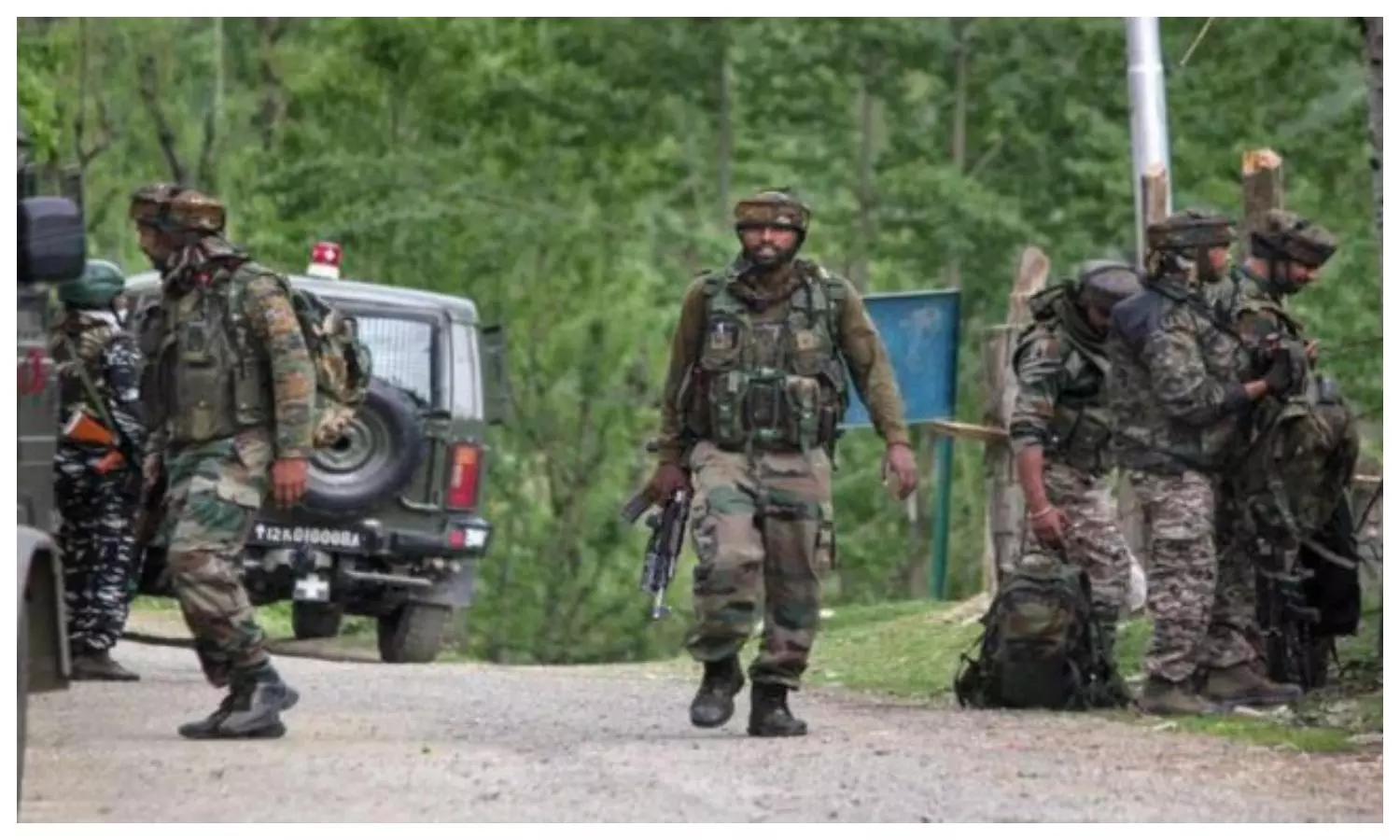 Infiltration: जम्मू-कश्मीर के LOC में घुसपैठ की कोशिश नाकाम, सुरक्षबलों ने मार गिराया एक आतंकी, ऑपरेशन जारी