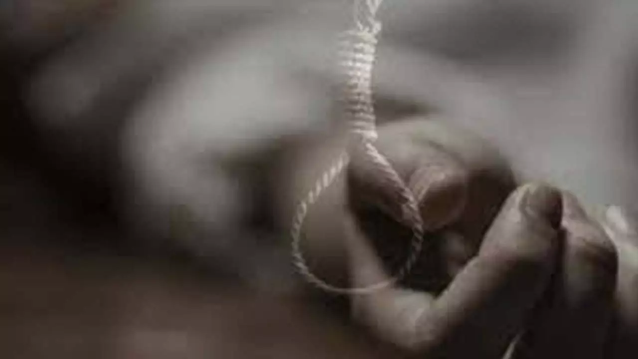 Troubled by not getting beedis, a scrap dealer committed suicide by hanging himself