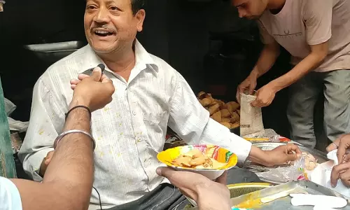 Jhansi Ka Famous Kadhi Samosa