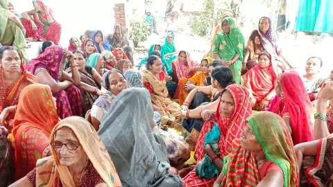 सड़क हादसे में एक ही परिवार के चार लोगों की मौत, शिरडी से दर्शन करके आ रहे थे वापस सड़क हादसे में एक ही परिवार के चार लोगों की मौत, शिरडी से दर्शन करके आ रहे थे वापस