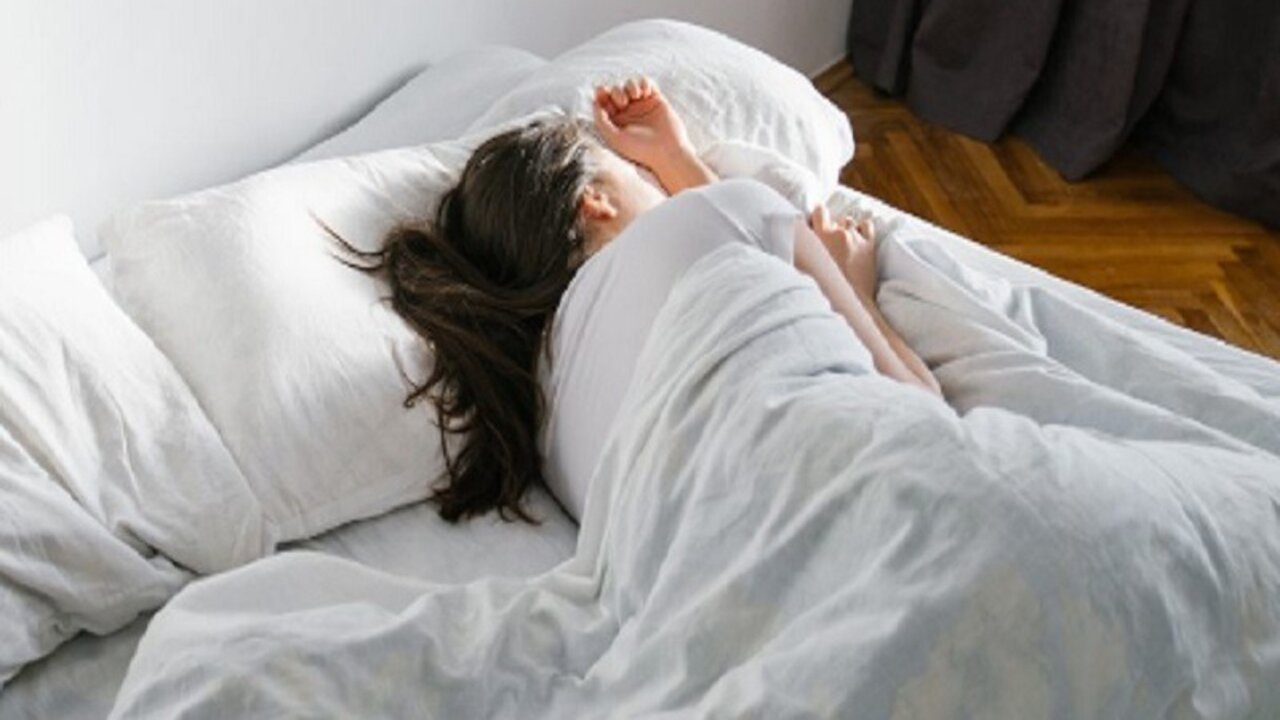Sleep Routine: सोने की ये आदतें बढ़ाती हैं कई बीमारियों का खतरा