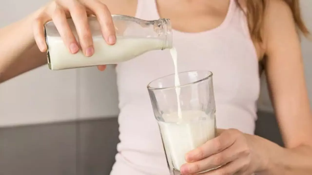 Milk Benefits: सुबह दूध में मिलाकर पिएं ये 5 चीजें, मिलेंगे कई फायदे
