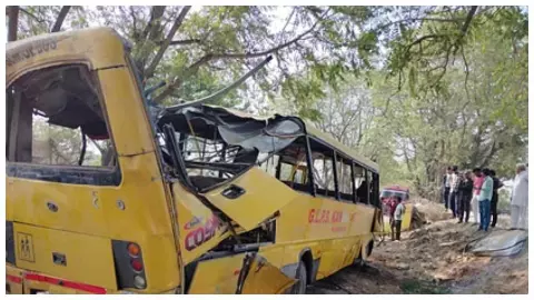 School Bus Accident: एक्शन में पुलिस, स्कूल संचालक और प्रिंसिपल हिरासत में; बच्चे बोले- नशे में थे ड्राइवर अंकल School Bus Accident: एक्शन में पुलिस, स्कूल संचालक और प्रिंसिपल हिरासत में; बच्चे बोले- नशे में थे ड्राइवर अंकल