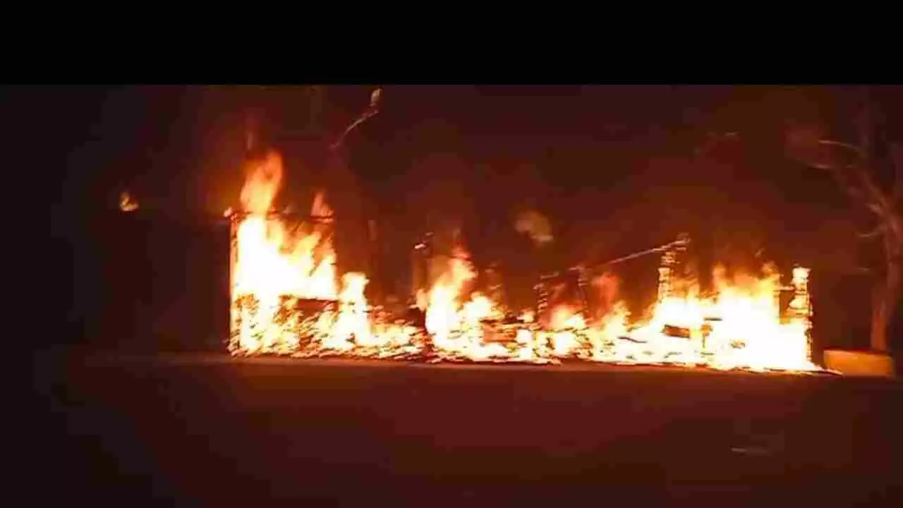 Kanpur: दुकान में लगी आग से सिलेंडर ब्लास्ट, आधा दर्जन दुकानें जलकर राख