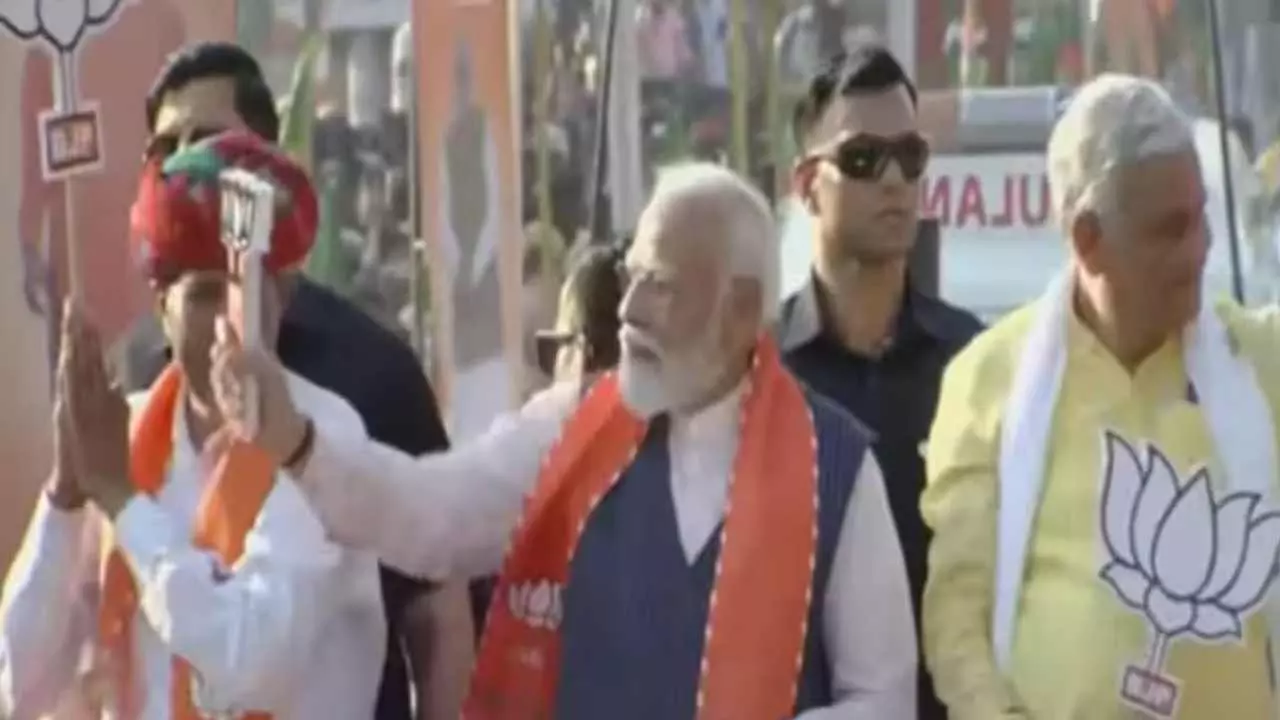 Lok Sabha Election 2024 : पीएम मोदी का दौसा में रोड शो, उमड़ी भीड़ ने बरसाए फूल