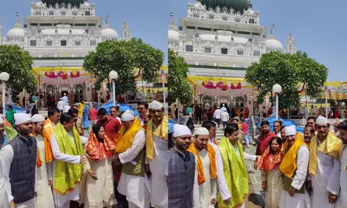 Barabanki: तिहाड़ से रिहा होने के बाद आप नेता पहुंचे देवा शरीफ, पत्नी के साथ मजार पर चढ़ाई चादर