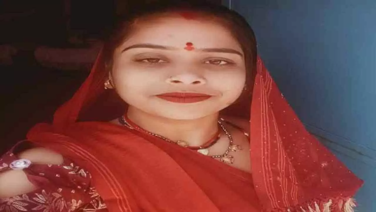 Jhansi News: जहर खाने से विवाहिता की मौत, परिजनों ने लगाया दहेज प्रताड़ना का आरोप