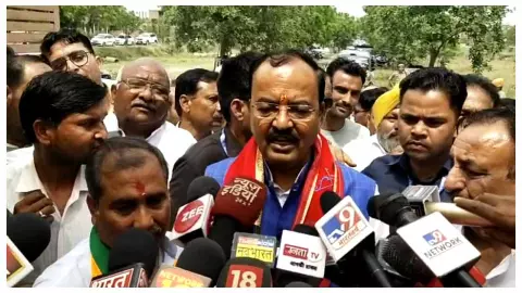 पत्रकारों से बात करते केशव प्रसाद मौर्य।