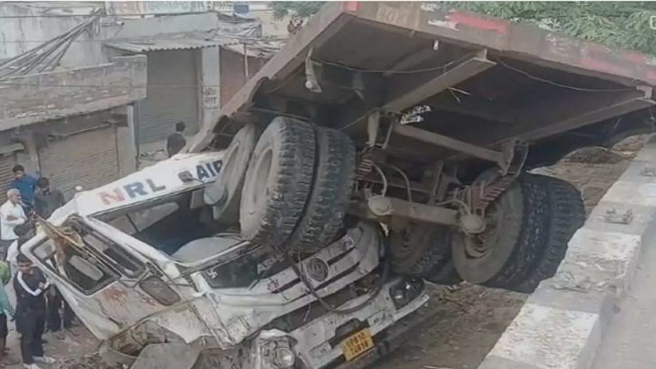 Ghaziabad Accident: तेज रफ्तार ट्रक अनियंत्रित होकर पलटा, चालक की दबकर मौत, दो लोग घायल