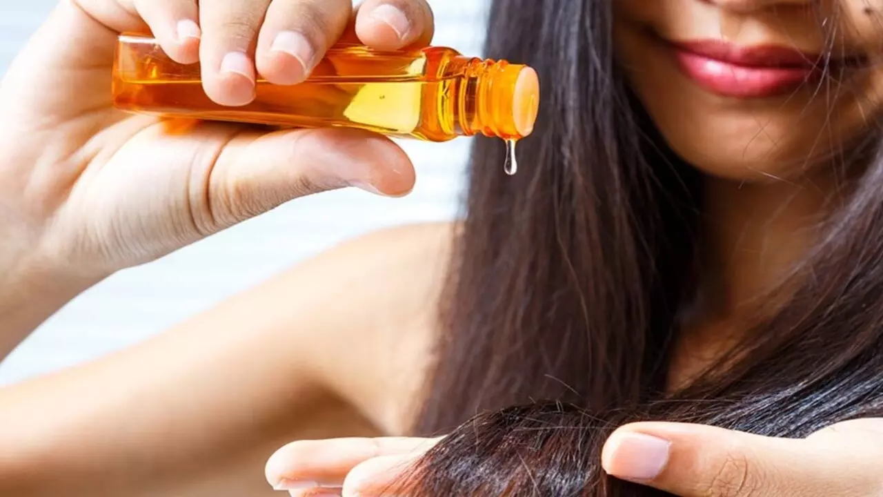 Hair Care Tips: नारियल के तेल में मिलाएं ये 3 चीजें, बाल होंगे हेल्दी और घने