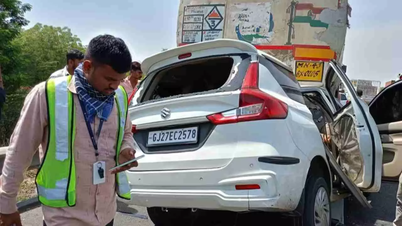 गुजरात में बड़ा हादसा, अहमदाबाद-वड़ोदरा एक्सप्रेस वे पर ट्रेलर से टकराई कार, 10 की मौत