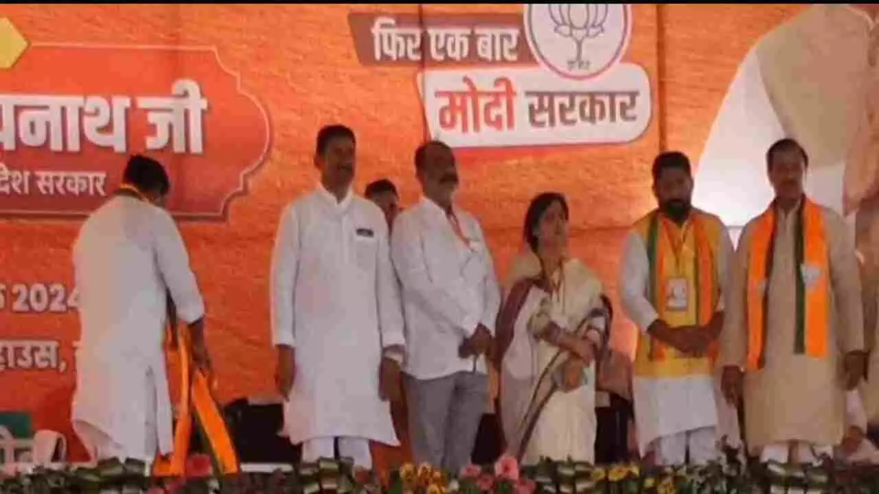 Samajwadi party Asha Yadav Harendra Yadav join BJP